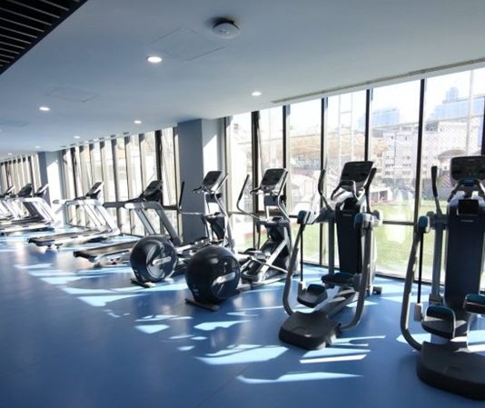 Fitness sektörü son yıllarda büyük bir dönüşüm geçirirken, spor salonları da klasik antrenman alanlarından çok daha kapsamlı yaşam merkezlerine dönüşmeye başladı. Yeni nesil fitness salonları, yalnızca ağırlık kaldırılan veya kardiyo yapılan alanlar olmaktan çıkarak üyelerine teknoloji, kişisel takip, uzman desteği ve konfor odaklı hizmetler sunan modern merkezler haline geliyor. Bu değişimle birlikte fitness salonları, kullanıcıların hem fiziksel hem de yaşam tarzı hedeflerine ulaşmasını destekleyen daha profesyonel çözümler geliştiriyor. Konulu bir haber görseli.