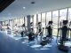 Yeni Nesil Fitness Salonları Üyelerine Neler Sunuyor? Fitness sektörü son yıllarda büyük bir dönüşüm geçirirken, spor salonları da klasik antrenman alanlarından çok daha kapsamlı yaşam merkezlerine dönüşmeye başladı. Yeni nesil fitness salonları, yalnızca ağırlık kaldırılan veya kardiyo yapılan alanlar olmaktan çıkarak üyelerine teknoloji, kişisel takip, uzman desteği ve konfor odaklı hizmetler sunan modern merkezler haline geliyor. Bu değişimle birlikte fitness salonları, kullanıcıların hem fiziksel hem de yaşam tarzı hedeflerine ulaşmasını destekleyen daha profesyonel çözümler geliştiriyor. Konulu bir haber görseli.