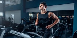 Fitness sektörü son yıllarda hızlı bir dönüşüm sürecinden geçerken, kullanıcı beklentilerindeki değişimler ve teknolojik gelişmeler fitness donanımı pazarı üzerinde önemli etkiler oluşturuyor. Spor yapma alışkanlıklarının değişmesi, kişiselleştirilmiş antrenman taleplerinin artması ve yeni nesil teknolojilerin yaygınlaşması, ekipman üreticilerini farklı çözümler geliştirmeye yönlendiriyor. Konulu bir haber görseli.