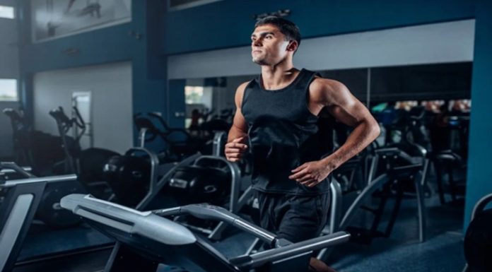 Fitness sektörü son yıllarda hızlı bir dönüşüm sürecinden geçerken, kullanıcı beklentilerindeki değişimler ve teknolojik gelişmeler fitness donanımı pazarı üzerinde önemli etkiler oluşturuyor. Spor yapma alışkanlıklarının değişmesi, kişiselleştirilmiş antrenman taleplerinin artması ve yeni nesil teknolojilerin yaygınlaşması, ekipman üreticilerini farklı çözümler geliştirmeye yönlendiriyor. Konulu bir haber görseli.