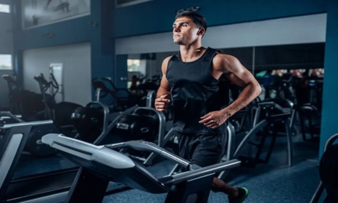 Fitness sektörü son yıllarda hızlı bir dönüşüm sürecinden geçerken, kullanıcı beklentilerindeki değişimler ve teknolojik gelişmeler fitness donanımı pazarı üzerinde önemli etkiler oluşturuyor. Spor yapma alışkanlıklarının değişmesi, kişiselleştirilmiş antrenman taleplerinin artması ve yeni nesil teknolojilerin yaygınlaşması, ekipman üreticilerini farklı çözümler geliştirmeye yönlendiriyor. Konulu bir haber görseli.