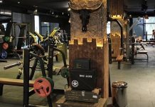Fitness sektörü, sağlıklı yaşam trendlerinin güçlenmesi ve insanların spor alışkanlıklarına daha fazla önem vermesiyle birlikte yeni bir büyüme dönemine giriyor. Son yıllarda artan talep, girişimcilerin ve yatırımcıların dikkatini fitness alanına yönlendirirken, farklı konseptlerde spor merkezleri ve yeni nesil işletme modelleri ortaya çıkıyor. Özellikle fitness sektörü yatırımları, hem büyük şehirlerde hem de gelişmekte olan bölgelerde hareketlilik kazanıyor. Konulu bir haber görseli.