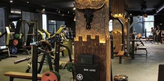 Fitness sektörü, sağlıklı yaşam trendlerinin güçlenmesi ve insanların spor alışkanlıklarına daha fazla önem vermesiyle birlikte yeni bir büyüme dönemine giriyor. Son yıllarda artan talep, girişimcilerin ve yatırımcıların dikkatini fitness alanına yönlendirirken, farklı konseptlerde spor merkezleri ve yeni nesil işletme modelleri ortaya çıkıyor. Özellikle fitness sektörü yatırımları, hem büyük şehirlerde hem de gelişmekte olan bölgelerde hareketlilik kazanıyor. Konulu bir haber görseli.