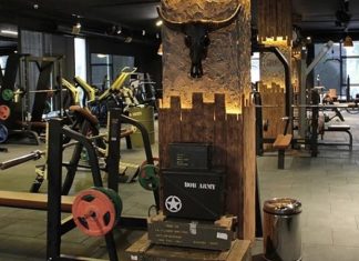 Fitness sektörü, sağlıklı yaşam trendlerinin güçlenmesi ve insanların spor alışkanlıklarına daha fazla önem vermesiyle birlikte yeni bir büyüme dönemine giriyor. Son yıllarda artan talep, girişimcilerin ve yatırımcıların dikkatini fitness alanına yönlendirirken, farklı konseptlerde spor merkezleri ve yeni nesil işletme modelleri ortaya çıkıyor. Özellikle fitness sektörü yatırımları, hem büyük şehirlerde hem de gelişmekte olan bölgelerde hareketlilik kazanıyor. Konulu bir haber görseli.