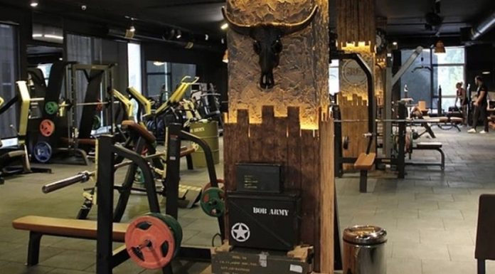 Fitness sektörü, sağlıklı yaşam trendlerinin güçlenmesi ve insanların spor alışkanlıklarına daha fazla önem vermesiyle birlikte yeni bir büyüme dönemine giriyor. Son yıllarda artan talep, girişimcilerin ve yatırımcıların dikkatini fitness alanına yönlendirirken, farklı konseptlerde spor merkezleri ve yeni nesil işletme modelleri ortaya çıkıyor. Özellikle fitness sektörü yatırımları, hem büyük şehirlerde hem de gelişmekte olan bölgelerde hareketlilik kazanıyor. Konulu bir haber görseli.
