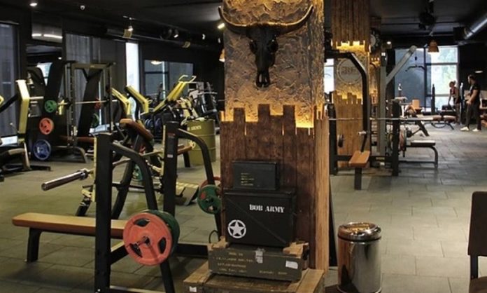Fitness sektörü, sağlıklı yaşam trendlerinin güçlenmesi ve insanların spor alışkanlıklarına daha fazla önem vermesiyle birlikte yeni bir büyüme dönemine giriyor. Son yıllarda artan talep, girişimcilerin ve yatırımcıların dikkatini fitness alanına yönlendirirken, farklı konseptlerde spor merkezleri ve yeni nesil işletme modelleri ortaya çıkıyor. Özellikle fitness sektörü yatırımları, hem büyük şehirlerde hem de gelişmekte olan bölgelerde hareketlilik kazanıyor. Konulu bir haber görseli.