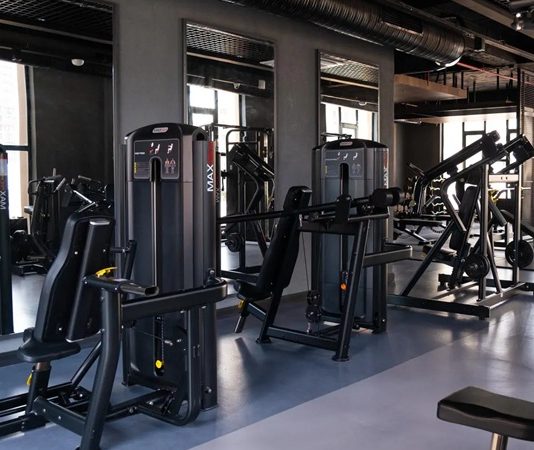 Spor ve sağlıklı yaşam bilincinin yaygınlaşmasıyla birlikte yerli üretim fitness ekipmanları hem bireysel kullanıcılar hem de spor salonları tarafından daha fazla tercih edilmeye başladı. Türkiye'de faaliyet gösteren üreticiler, teknolojik gelişmeleri yakından takip ederek uluslararası kalite standartlarında ürünler geliştirmeye devam ediyor. Böylece ithal ürünlere alternatif oluşturan yerli çözümler, fiyat avantajı ve hızlı teknik destek gibi önemli avantajlar sunuyor. Konulu bir haber görseli.
